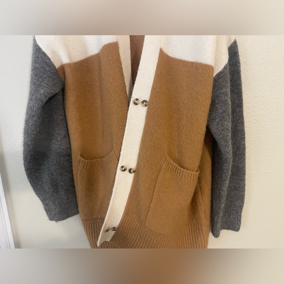 Madewell Allston Double-Button Cardigan
Sweater in Colorblock - Picture 3 of 7